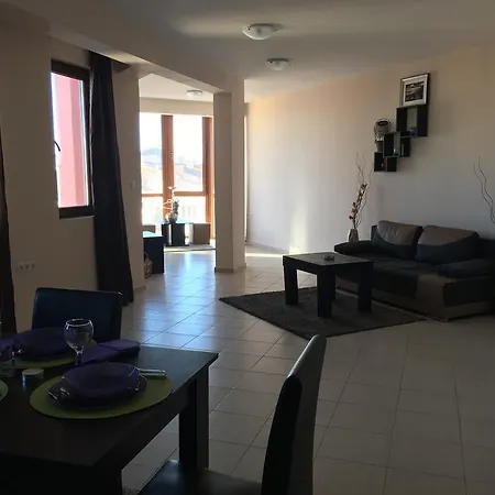 Natasha Beachside بوموري